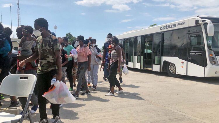 ErogaTexas 12 MDD en traslado de migrantes a ciudades santuario