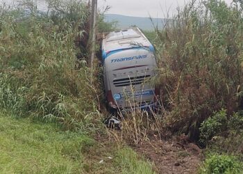 Choca autobús contra camioneta en Jiménez, saldoun muerto