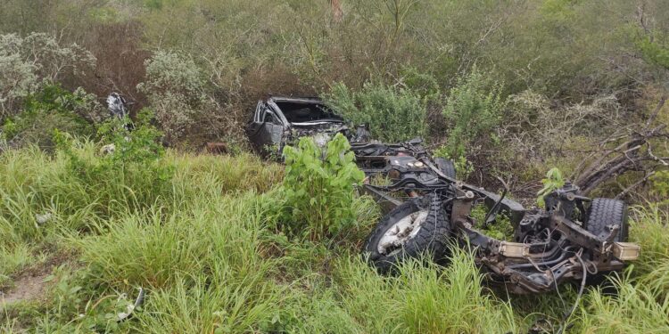 Choca autobús contra camioneta en Jiménez, saldoun muerto