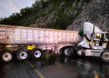 Se estrella tráiler contra talud en carretera Victoria-San Luis Potosí 