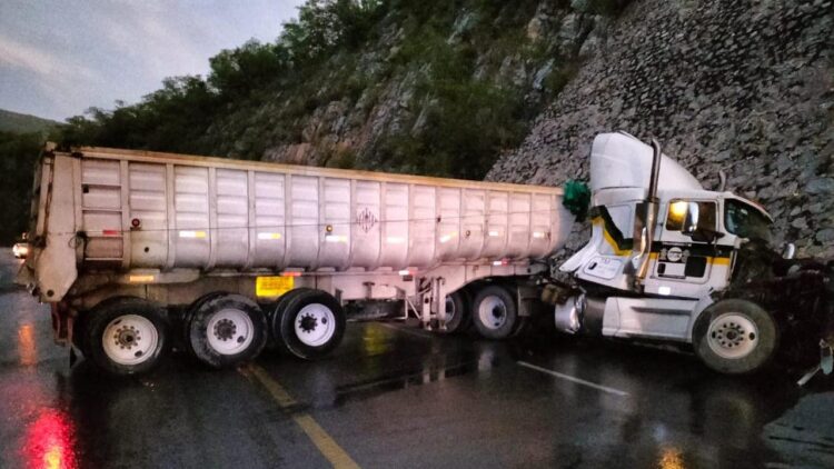 Se estrella tráiler contra talud en carretera Victoria-San Luis Potosí 