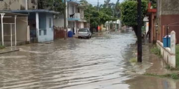 Comapa y Madero se coordinan para desfogar agua negras de colonia Hipódromo.