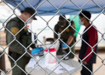 Detienen a migrantes que intentaban abordar avioneta en Texas