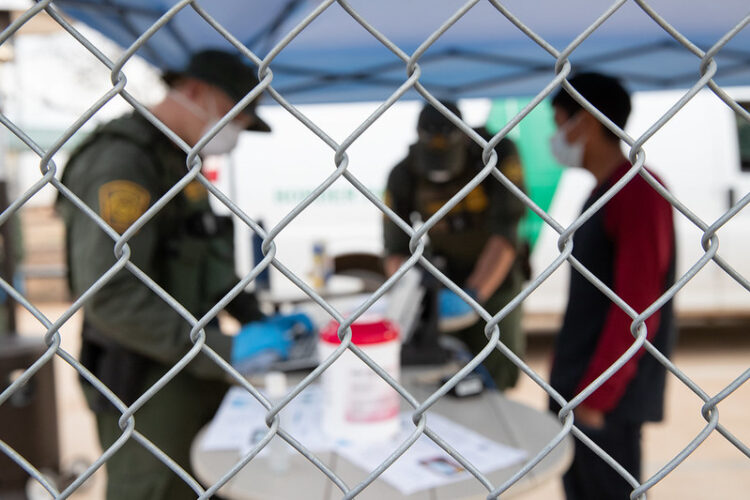 Detienen a migrantes que intentaban abordar avioneta en Texas