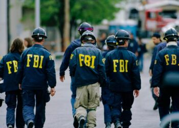 Arresta FBI a administrador de centro migrante