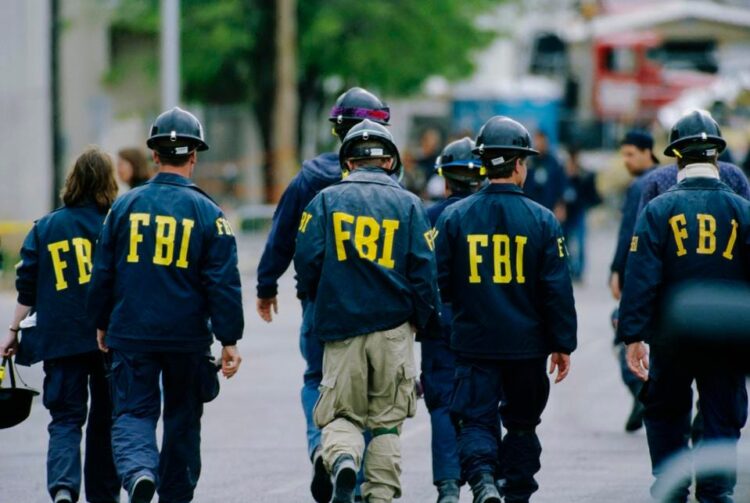 Arresta FBI a administrador de centro migrante