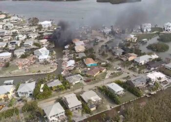 Suman 15 muertos tras paso del huracán Ian por Florida