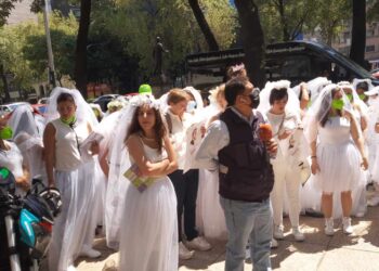 ‘Novias’ protestan contra violencia vicaria y deudores alimentarios en CDMX