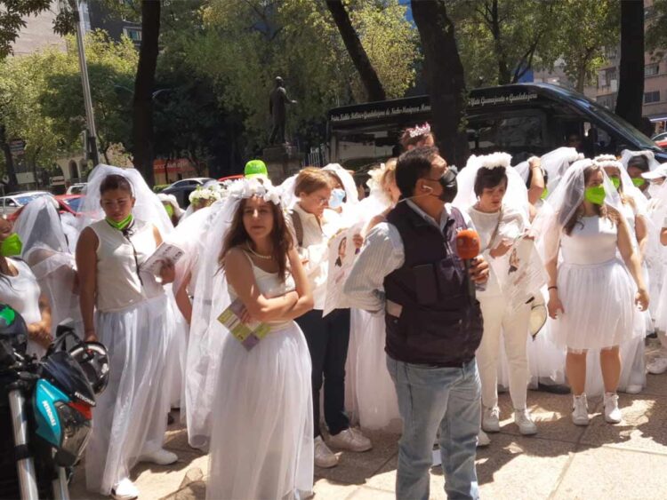 ‘Novias’ protestan contra violencia vicaria y deudores alimentarios en CDMX
