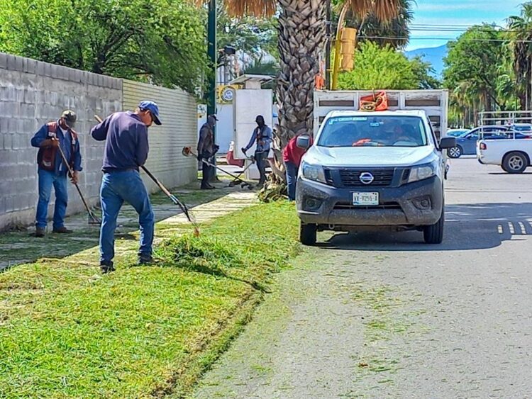 Realizan limpieza de bulevares y avenidas centrales de Victoria