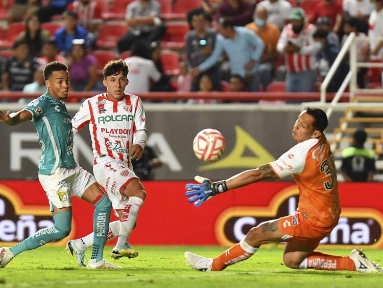 Necaxa se impone 3-2 en casa ante esmeraldas de León