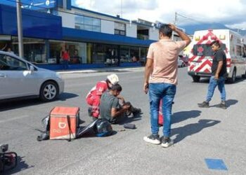 Automovilista omite alto y tumba a motociclista de “Didi Food”