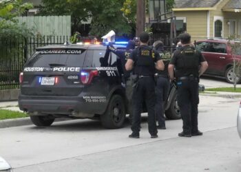 Arrestan a jefe policiaco durante redada contra prostitución en Texas.