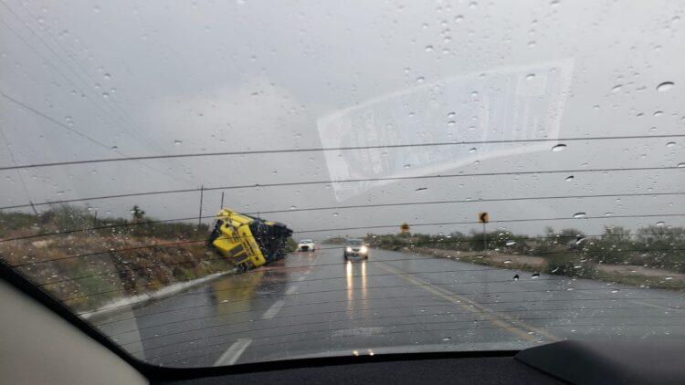 Vuelca tráiler cargado con sorgo en ruta Victoria-San Luis Potosí