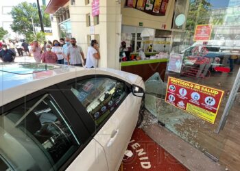Estrellan auto contra “Pollo Feliz” de la calle Carrera Torres