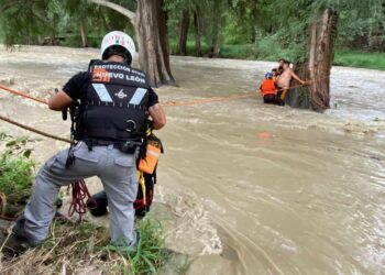 PC de Nuevo León salva a 10 personas de morir ahogadas por crecida del Río La Silla