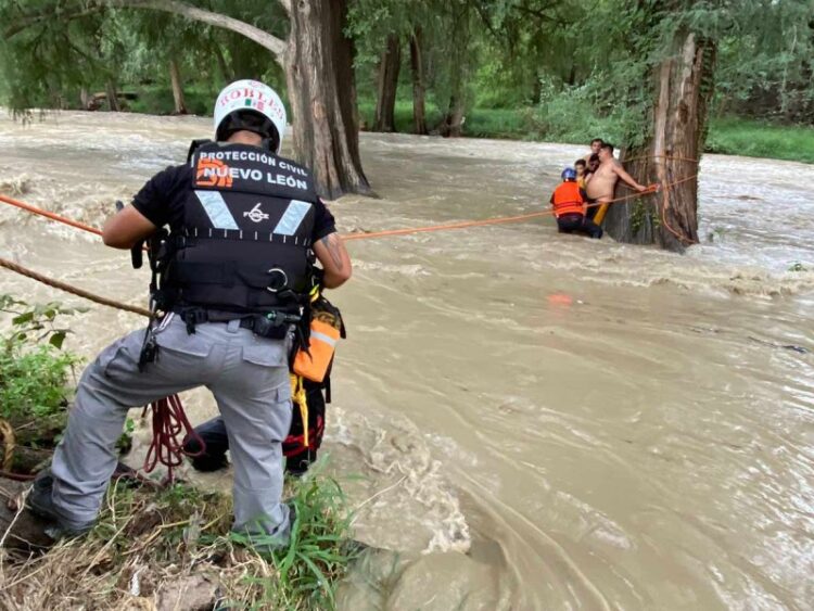 PC de Nuevo León salva a 10 personas de morir ahogadas por crecida del Río La Silla