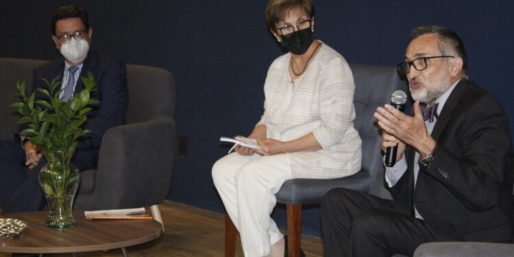 Presenta UAT libro Historias de vida durante la pandemia de Covid-19