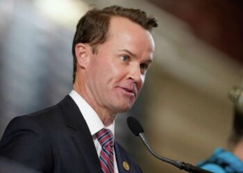 Descartan aumentar edad para comprar armas en Texas.