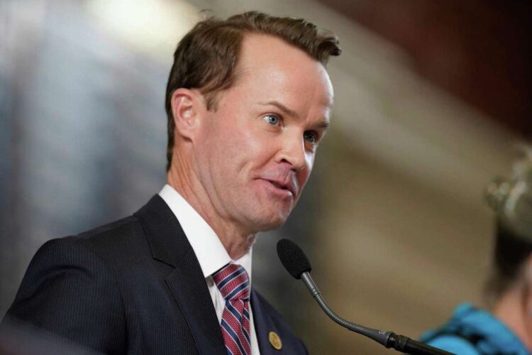 Descartan aumentar edad para comprar armas en Texas.