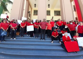 Exigen maestros tamaulipecos pago de retroactivo a gobernador Cabeza de Vaca