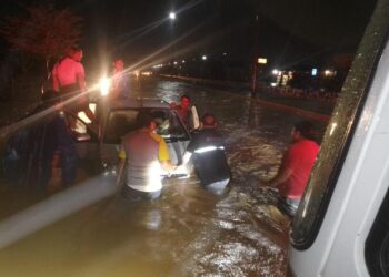 Cierran por escurrimientos tramos en Eje Vial