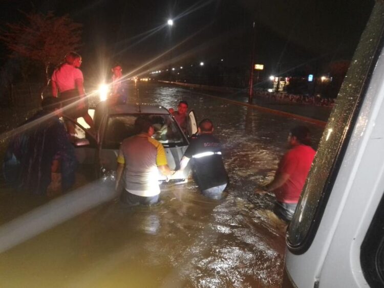 Cierran por escurrimientos tramos en Eje Vial