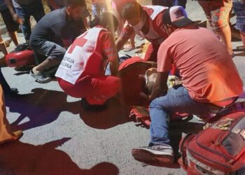 Mata con su auto a peatón y escapa