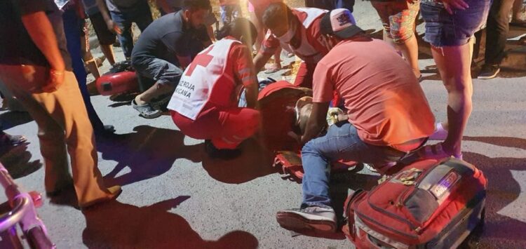 Mata con su auto a peatón y escapa