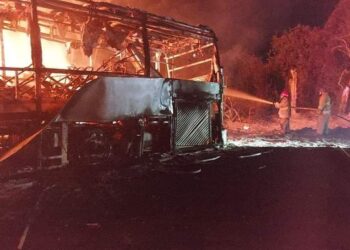 Sube a 18 calcinados en choque de autobús contra pipa en ruta Victoria-Monterrey