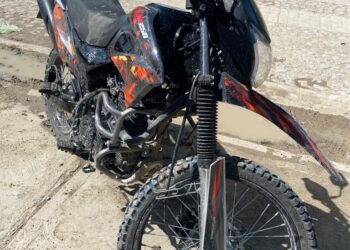 Dos motociclistas lesionados al chocar en Tula