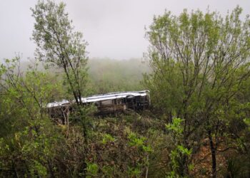 Autobús cae a voladero en antigua carretera Victoria-Tula