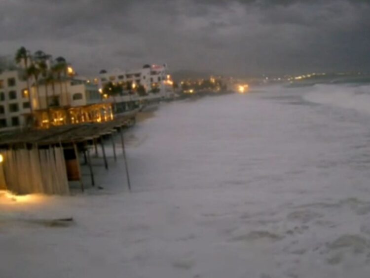 ‘Kay’ ya es huracán categoría 2; provocará lluvias torrenciales en BCS