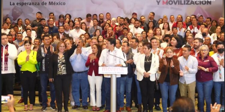 Presenta Mario Delgado a dirigentes estatales de Morena, destaca presencia de Yuriria Iturbe