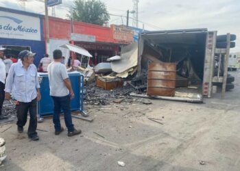 Camión de carga se impacta contra autos y puestos de comida