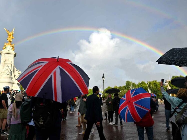 Captan increíble arcoíris sobre el Palacio de Buckingham antes del anuncio de la muerte de Isabel II