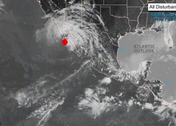 Huracán Kay toca tierra en Baja California Sur; mantiene vientos de 120 km/h