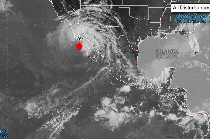 Huracán Kay toca tierra en Baja California Sur; mantiene vientos de 120 km/h