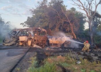 Identifican cuerpos de víctimas del accidente entre autobús y pipa