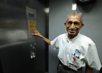 Reconocen  67 años de servicio al elevadorista del Palacio de Gobierno Fernando Frausto M.