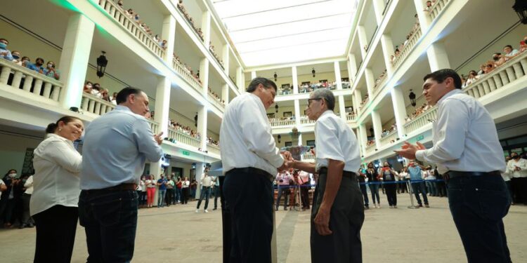 Reconocen  67 años de servicio al elevadorista del Palacio de Gobierno Fernando Frausto M.
