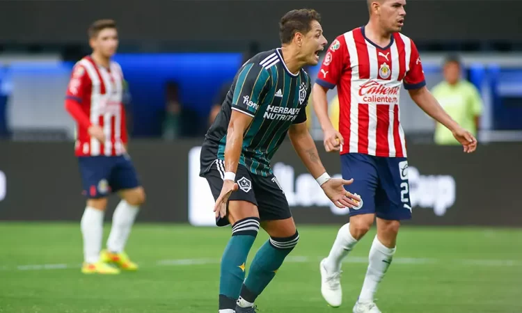 Le piden a Chicharito ‘que no deje morir a México’