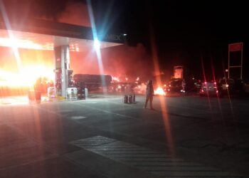 Tractocamión causa accidente mortal, se le zafó un remolque