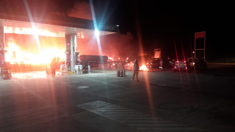 Tractocamión causa accidente mortal, se le zafó un remolque