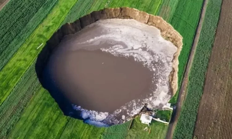 Socavón de Puebla aumenta de tamaño; registra desprendimiento de tierra