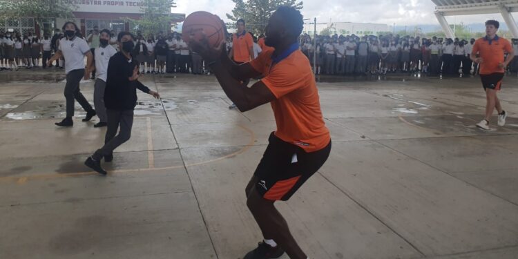 Alienta Gobierno de Lalo Gattás deporte estudiantil