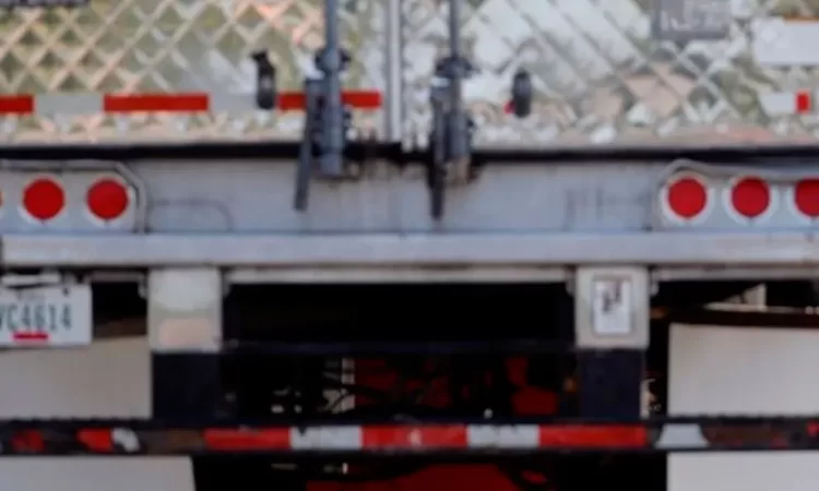 Rescatan a 13 migrantes de congelador