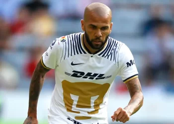 Dani Alves manda mensaje a afición puma