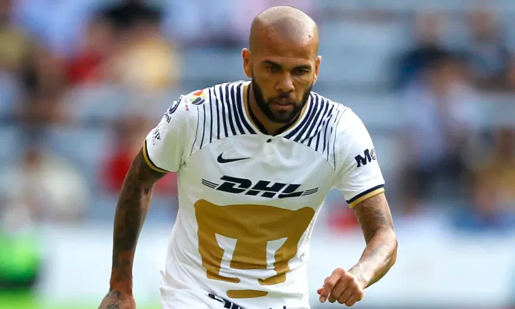 Dani Alves manda mensaje a afición puma