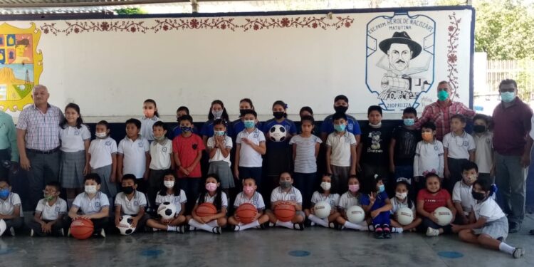 Otorga Gobierno de Lalo Gattás material deportivo a Primaria “Héroe de Nacozari”